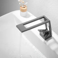 Bathroom Sink Faucet - Classic Electroplated / Painted Finishes Centerset Single Handle One HoleBath Taps