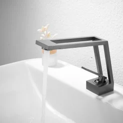 Bathroom Sink Faucet - Classic Electroplated / Painted Finishes Centerset Single Handle One HoleBath Taps