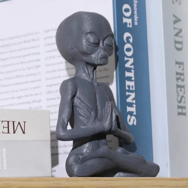 Garden Statue Meditating Alien Sculptures, Meditating Alien Resin Ornament, UFO Indoor Outdoor Garden Decor, Meditating Alien Figurines