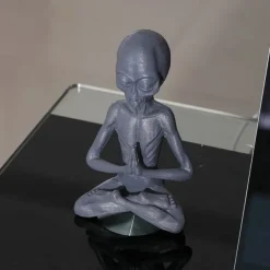 Garden Statue Meditating Alien Sculptures, Meditating Alien Resin Ornament, UFO Indoor Outdoor Garden Decor, Meditating Alien Figurines