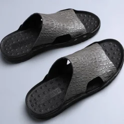 Men's Casual Brown Slide Sandals with Crocodile Pattern and Durable Rubber Sole – Comfortable Outdoor Footwear for Summer, Beach and Daily Wear