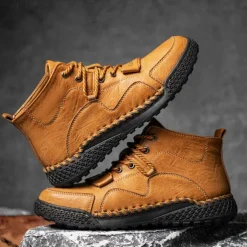 Men's Casual Lace-Up Ankle Boots – Faux Leather Handmade Moccasin-Style Outdoor Shoes with Hand-Stitched Details and Non-Slip Sole for Hiking and Daily Wear