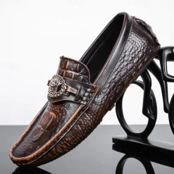 Men's Crocodile Pattern Faux Leather Loafers – Luxury Slip-On Dress Shoes with Metal Lion Decor for Formal and Casual Occasions