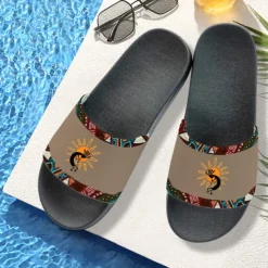 Men's Ethnic Print Non-Slip Pool Slides – Lightweight Summer Slippers with Tribal Kokopelli Design for Beach and Poolside