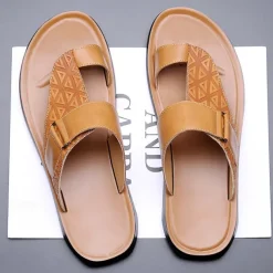 Men's Geometric Embossed Open-Toe Sandals – Adjustable Strap Design for Casual Beach and Summer Wear