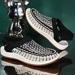 Men's Outdoor Sandals with Adjustable Strap, Breathable Mesh Design and Durable Sole for Hiking, Beach and Summer Activities