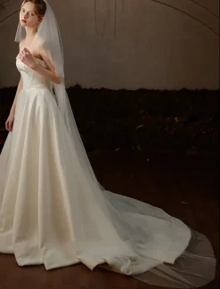 One-tier Comtemporary / Stylish Wedding Veil Cathedral Veils with Faux Pearl Tulle