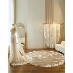 One-tier Lace Applique Edge / Lace Wedding Veil Cathedral Veils with Embroidery / Appliques / Paillette 137.8 in (350cm) Tulle