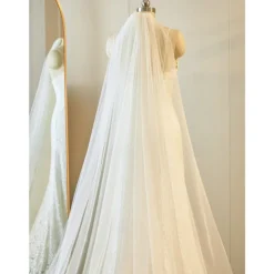 One-tier Lace Applique Edge / Lace Wedding Veil Cathedral Veils with Embroidery / Appliques / Paillette 137.8 in (350cm) Tulle