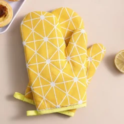 2Pcs Kitchen microwave insulation gloves thickened grid anti scald and heat resistant gloves high-temperature baking cotton and linen oven gloves