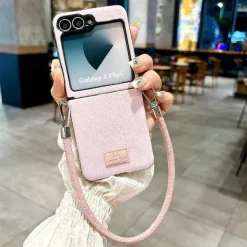 Phone Case For Samsung Galaxy Z Flip 7 Z Flip 6 Z Flip 5 Z Flip 4 Z Flip 3 Back Cover with Wrist Strap Shockproof Retro TPU Plush