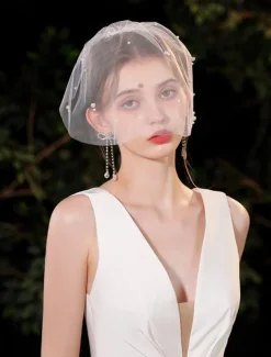 Short Bridal Veil with Pearl and Crystal Embellishments – Elegant Vintage Wedding Accessory for Brides, Ideal for Weddings and Ceremonies