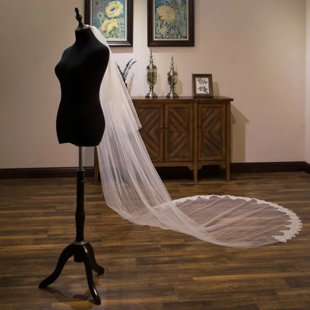 Two-tier Lace Wedding Veil Cathedral Veils with Sequin / Embroidery Tulle dress to impress