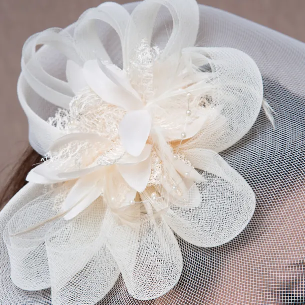 White Wedding Fascinator Tulle Beaded Organza Fascinators Hats Headwear Clip Vintage Elegant with Feathers Fur Flower 1 Piece Kentucky Horse Race Tea Party Ladies Day Headpiece