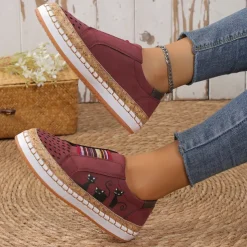 Women's Green Cat Print Slip-On Casual Sneakers – Breathable Loafers with Elastic Panel for Walking, Travel & Everyday Wear