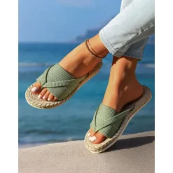 Women's Green Flip-Flop Sandals – Casual and Comfortable Summer Shoes for Beach and Everyday Wear