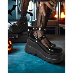 Women's 1980s Black Platform Mary Jane Shoes with Buckles and Heart Studs – Gothic Punk Lolita Style for Halloween, Cosplay and Night Out