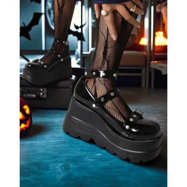 Women's 1980s Black Platform Mary Jane Shoes with Buckles and Heart Studs – Gothic Punk Lolita Style for Halloween, Cosplay and Night Out