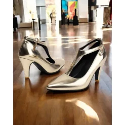 Women's 1980s Elegant Metallic Silver T-Strap Heels with Pointed Toe and Buckle Detail – Perfect for Evening Parties or Formal Events