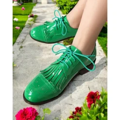 Women's 1950s Green Patent Leather Oxford Shoes – Retro Lace-Up Brogues with Fringe Detail for Spring Outfits or Garden Parties