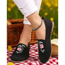Women's Wide Toe Barefoot Shoes – Floral Embroidered Flyknit Flats for Picnics, Garden Strolls and Summer Getaways