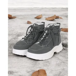 Women's Winter High-Top Sneakers with Fur Lining – Warm Lace-Up Ankle Boots with Chunky Sole and Buckle Detail for Casual Outdoor Wear