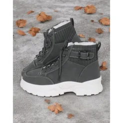 Women's Winter High-Top Sneakers with Fur Lining – Warm Lace-Up Ankle Boots with Chunky Sole and Buckle Detail for Casual Outdoor Wear